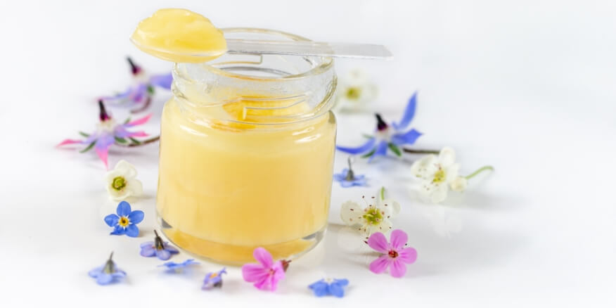 عسل ملكات النحل: اكتشف سر الطاقة والجمال الطبيعي مع مناحل الثنيان